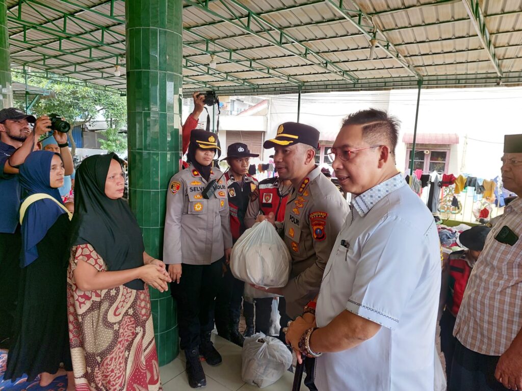 Polri Hadir untuk Warga: 235 Jiwa Korban Banjir Hamdan Terima Bantuan dari Wakapolda dan Kapolrestabes Medan