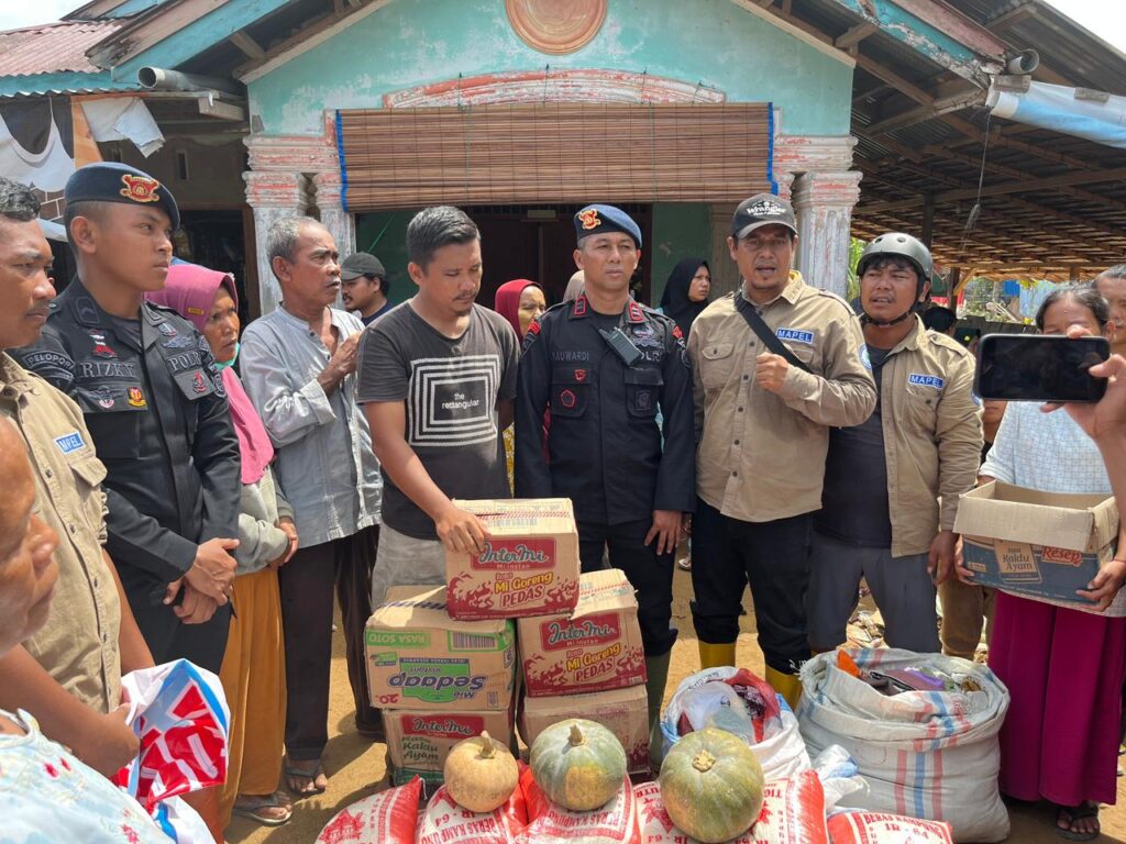 Brimob Polda Sumut Bersama Relawan Mapel Indonesia Salurkan Bantuan Sembako untuk Warga Terdampak Bencana di Sibolga–Tapteng