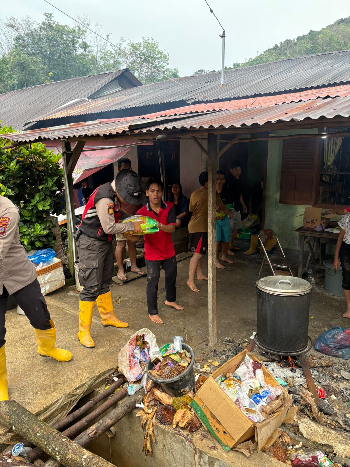Bantu Pemulihan Pascabencana, KA SPN Polda Sumut Pimpin Distribusi Bansos di Desa Pagaran Lambung